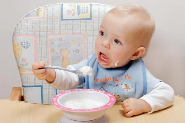 Czy pietruszka uczula niemowlę? Sprawdź, jak ją wprowadzić bezpiecznie Czy pietruszka uczula niemowlę? Sprawdź, jak ją wprowadzić bezpiecznie